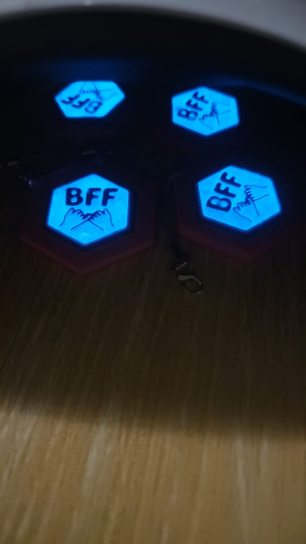Set 5 brelocuri BFF Glow cu NFC – acces rapid la grupul de WhatsApp