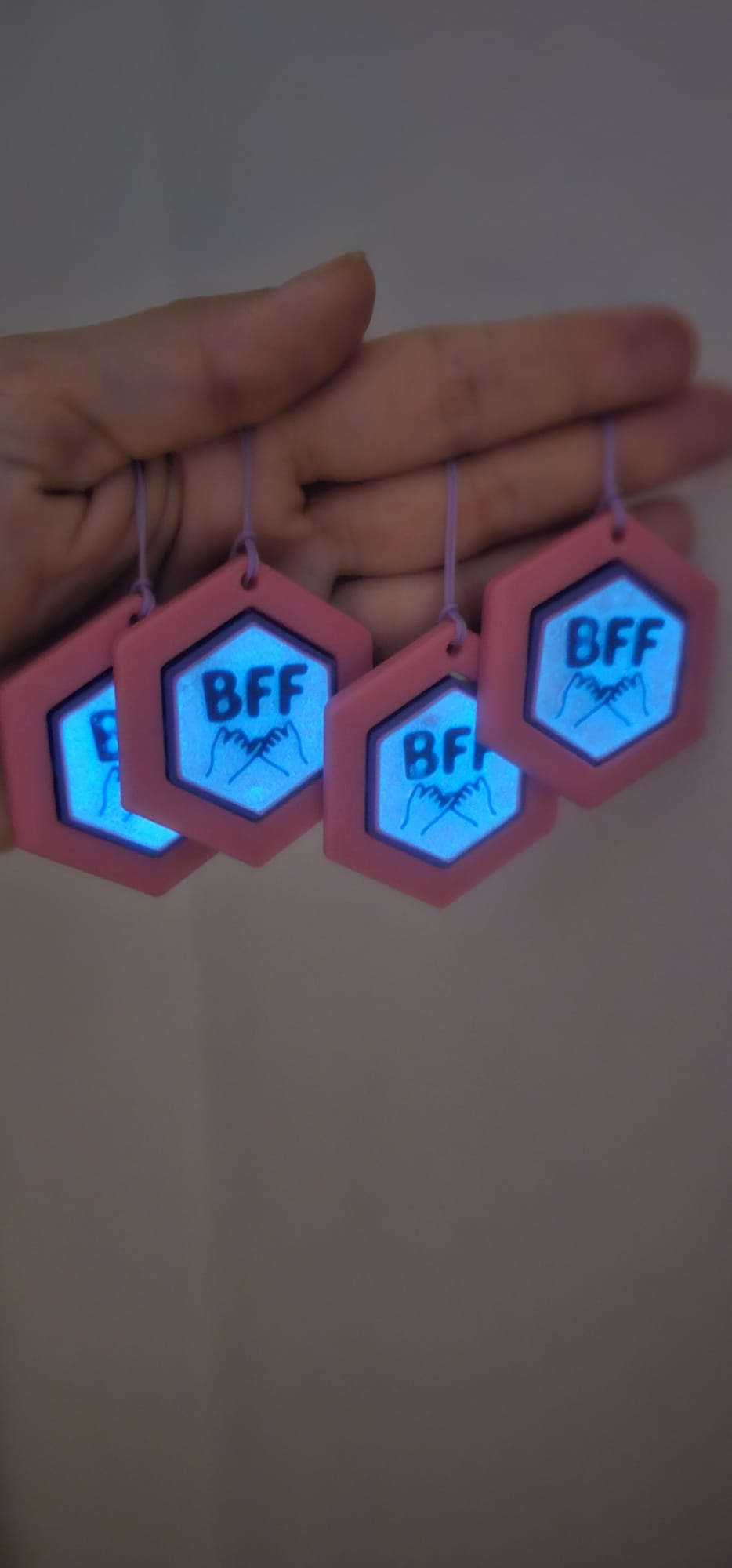 Set 5 brelocuri BFF Glow cu NFC – acces rapid la grupul de WhatsApp