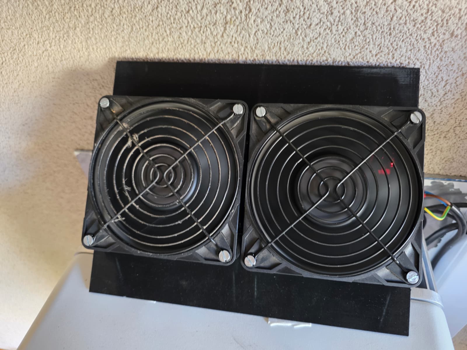 Kit răcire activă pentru invertor Deye cu 2 ventilatoare Arctic și termostat – Ready to Install