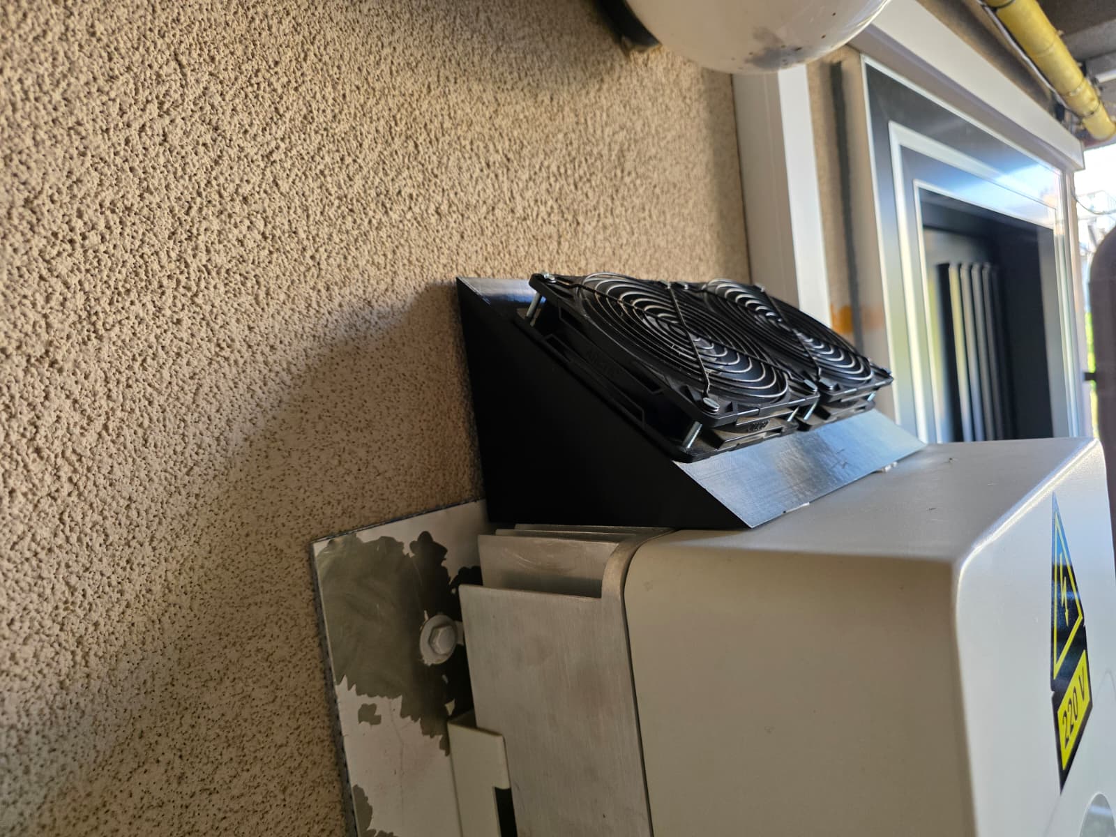 Kit răcire activă pentru invertor Deye cu 2 ventilatoare Arctic și termostat – Ready to Install