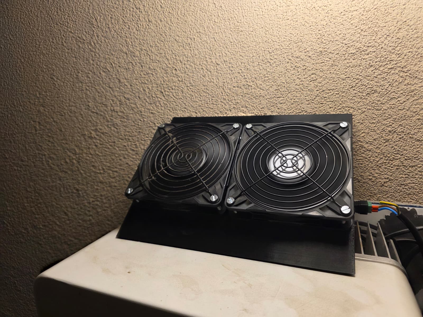 Kit răcire activă pentru invertor Deye cu 2 ventilatoare Arctic și termostat – Ready to Install
