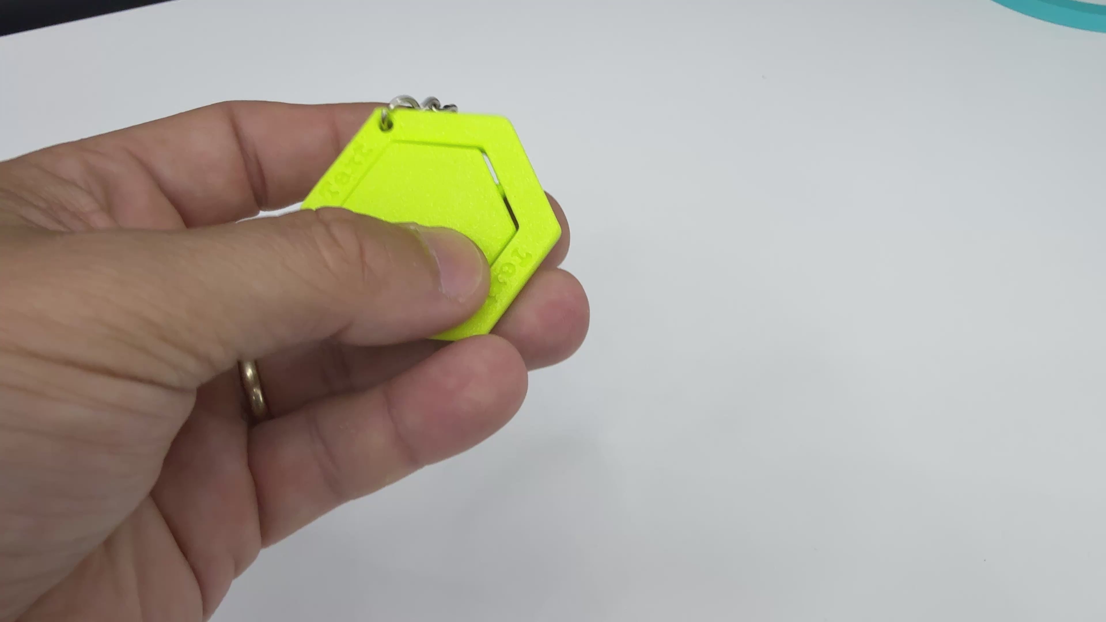 🔑 Breloc Personalizat 3D cu NFC – Logo-ul și Identitatea Ta Digitală